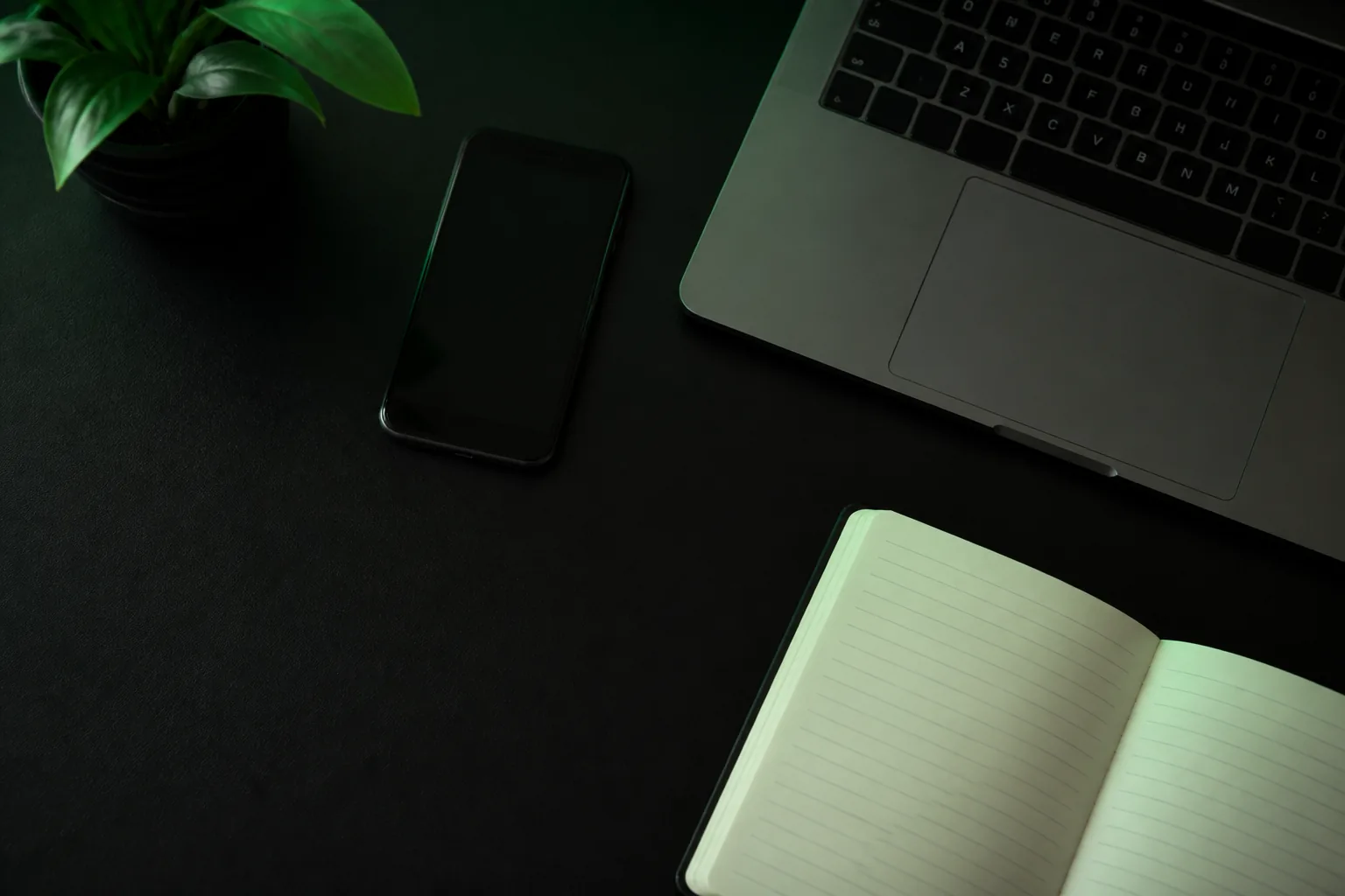 Escritorio de desarrollo con luz verde y teclado iluminado