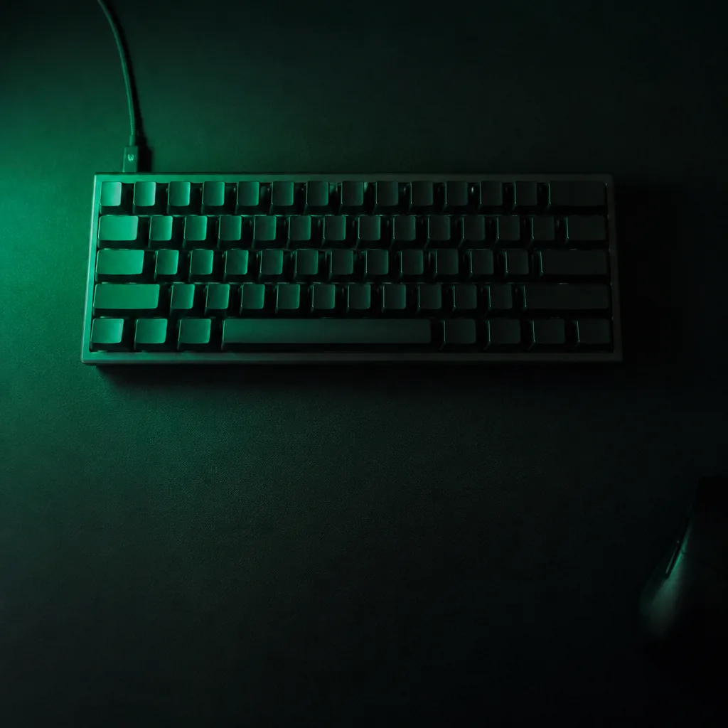 Teclado mecánico iluminado con luz verde suave